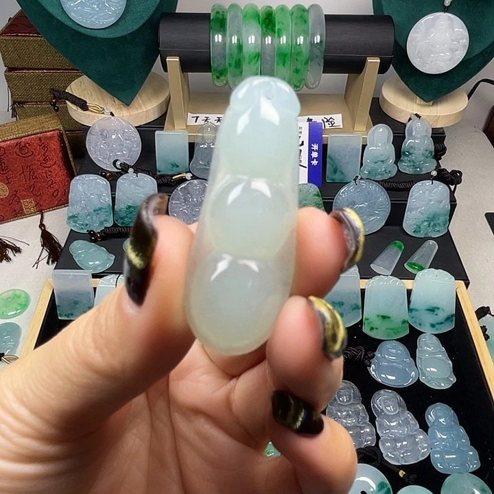 翡翠未镶嵌颈饰豆子