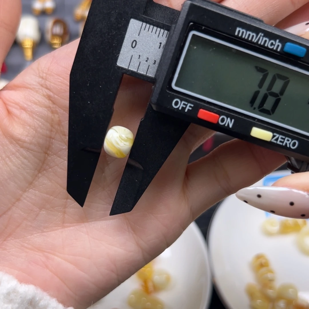 琥珀未镶嵌裸石8.8x7.8mm