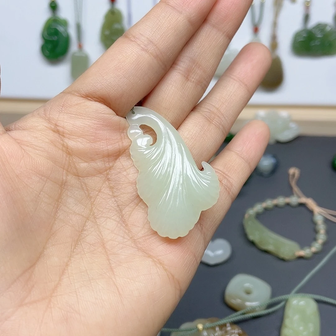 陈***亮和田玉未镶嵌颈饰