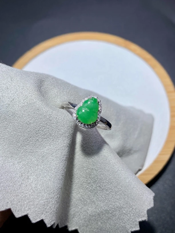 18k金镶嵌缅甸翡翠果绿葫芦戒指