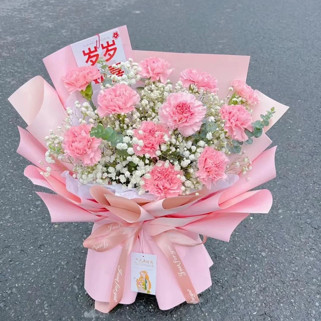 11朵粉色康乃馨搭配白色满天星时尚花束