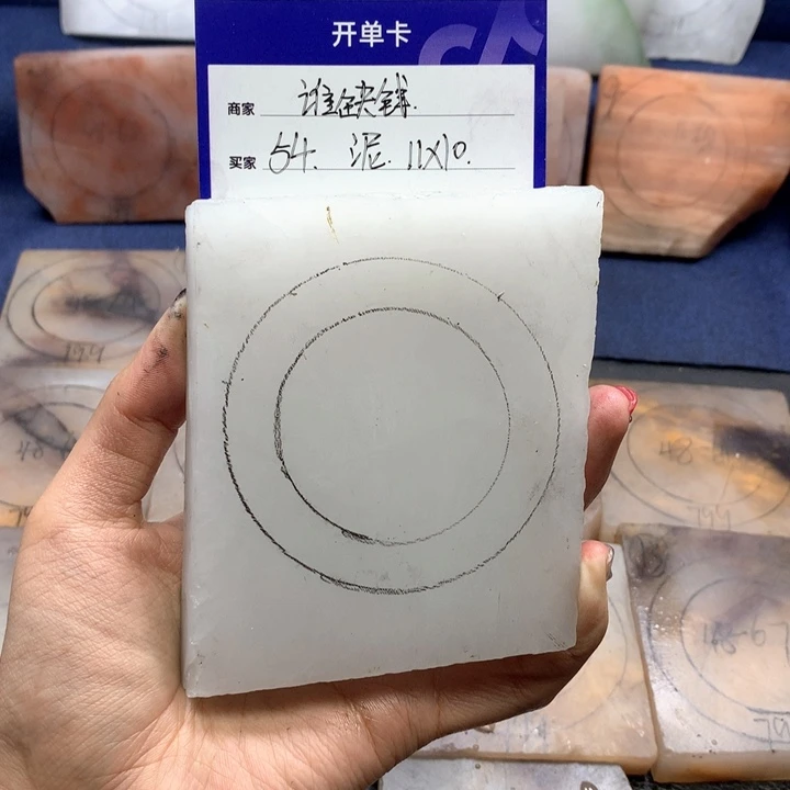 石英质玉手镯未镶嵌谁****?定制手镯