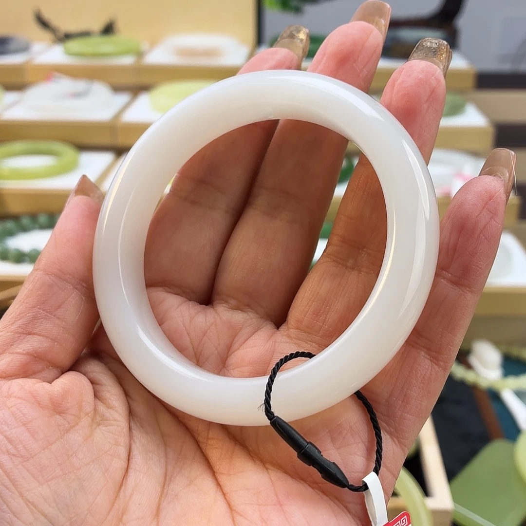 春***笑和田玉未镶嵌手镯