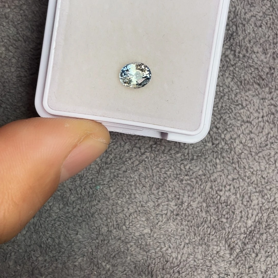 蓝宝石裸石未镶嵌1.54Ct。