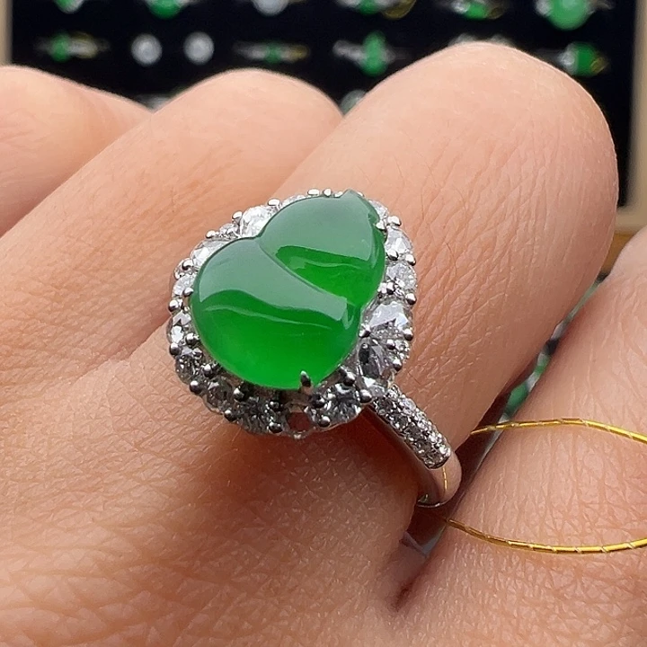 翡翠18K金镶嵌颈饰葫芦