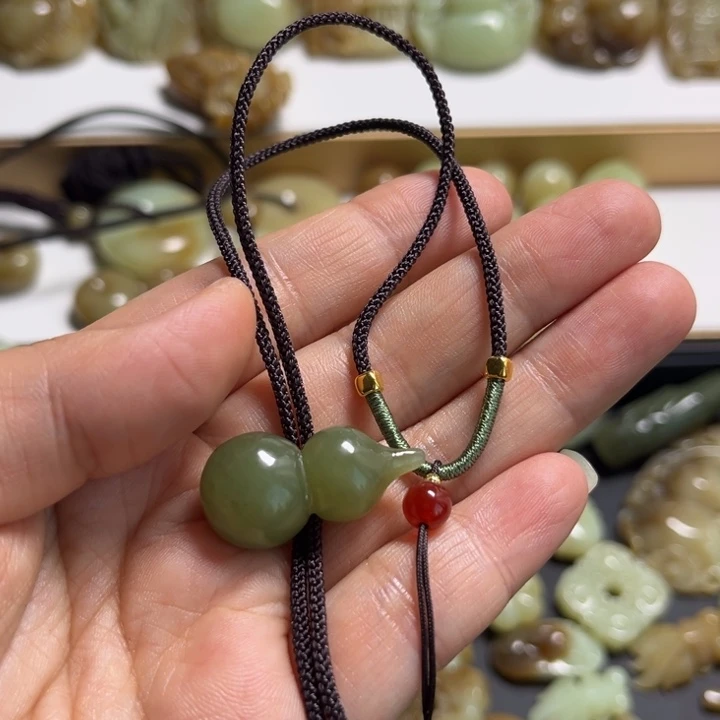 和田玉颈饰未镶嵌侯****》