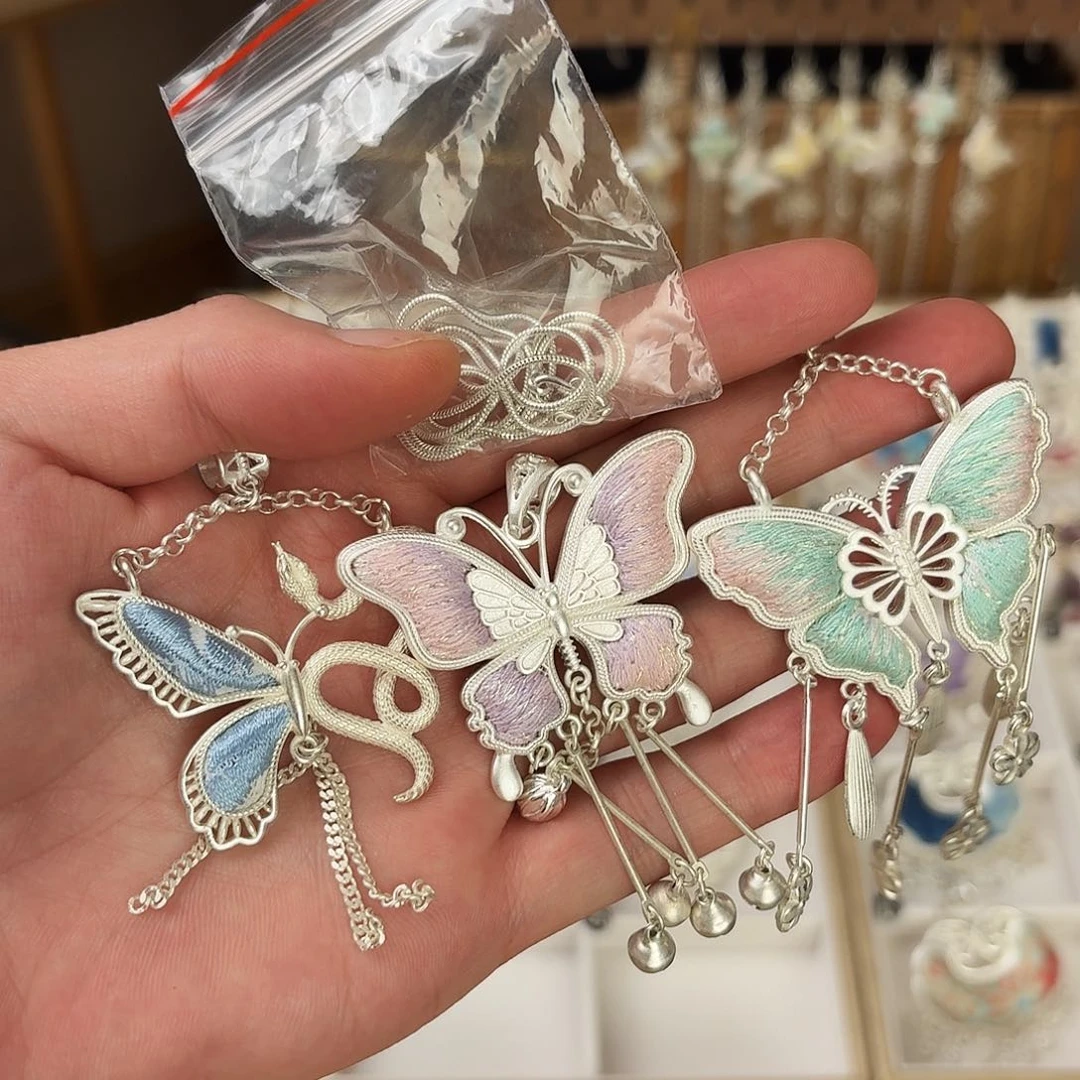 手工刺绣吊坠项链