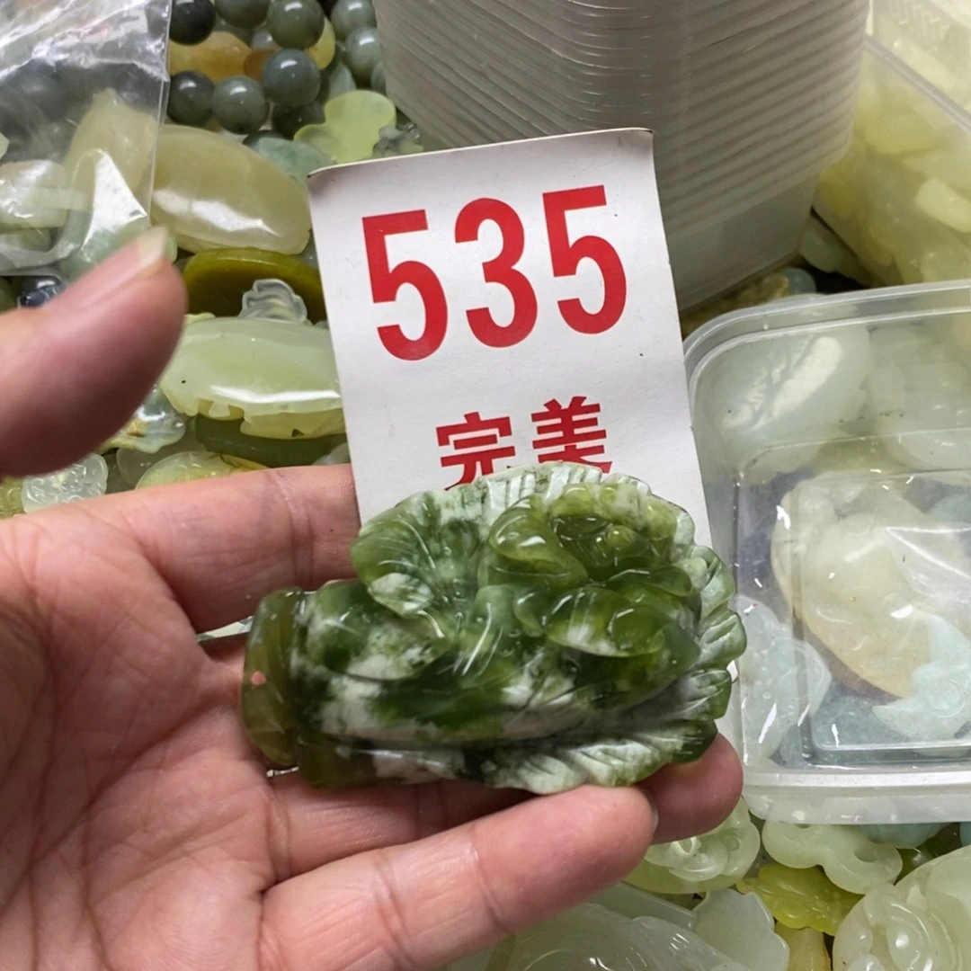 蛇纹石玉挂坠未镶嵌