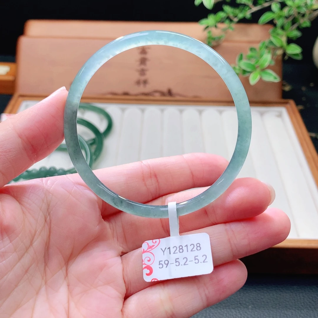 翡翠未镶嵌手镯(圆镯)
