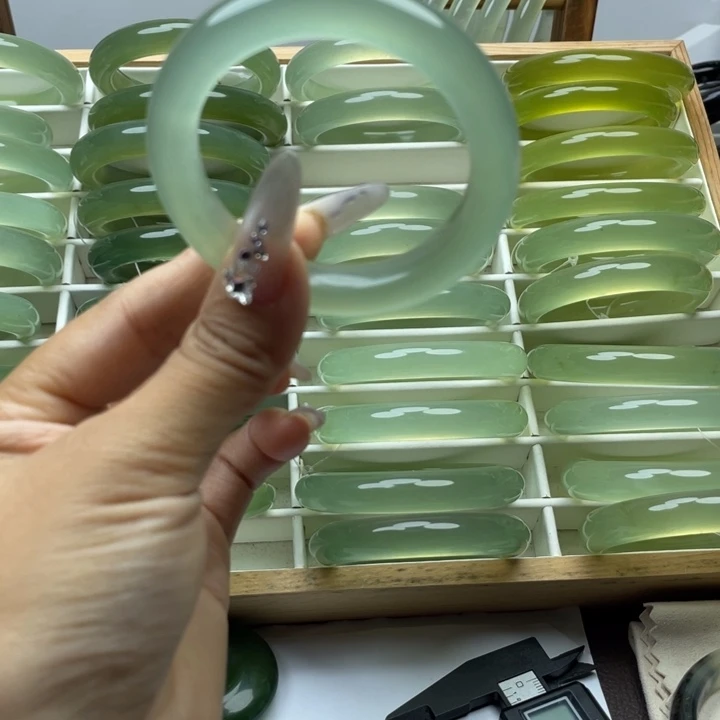 咪***迷蛇纹石玉合金手镯