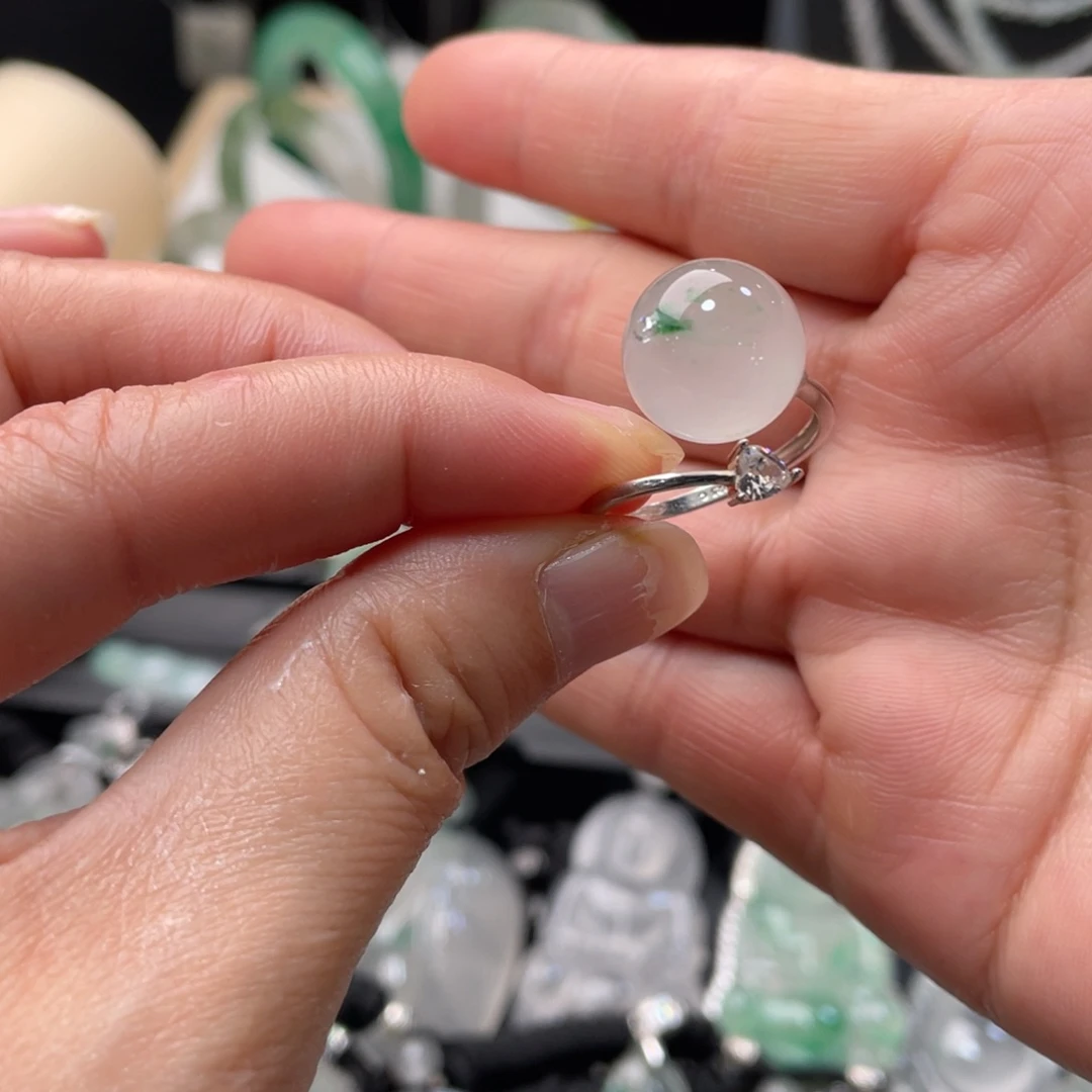 未镶嵌石英质玉戒指