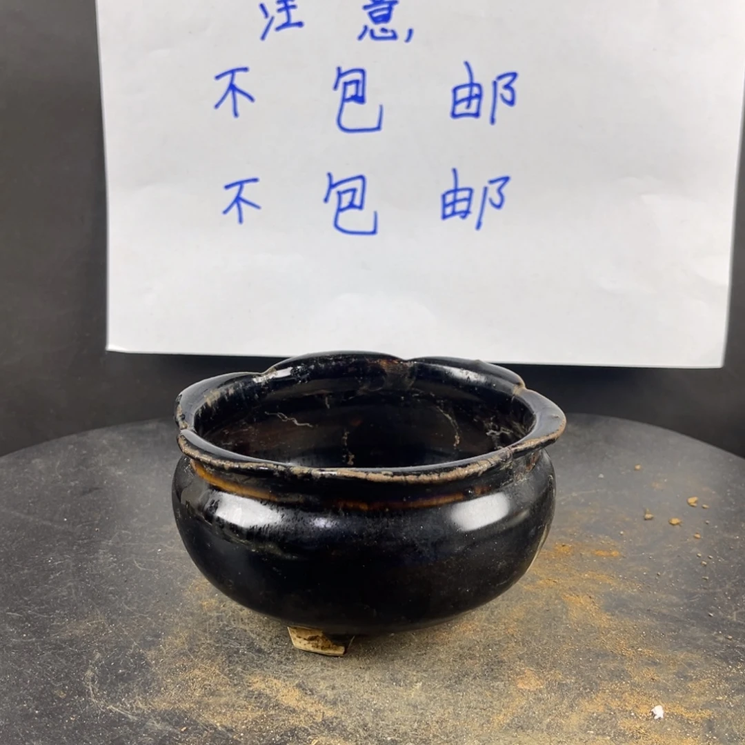罐漂亮的小瓷器和