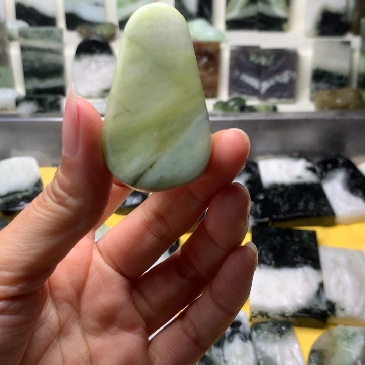 独山玉未镶嵌颈饰