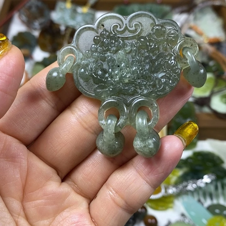 未镶嵌蛇纹石玉吊坠