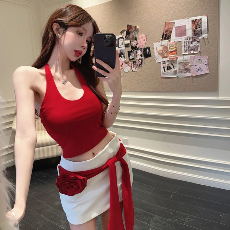 红色无袖挂脖式短款辣妹小背心+高腰包臀拆卸花朵腰带半身裙套装