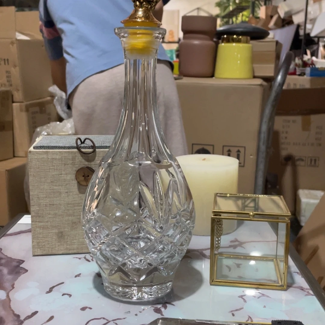 L****L陶瓷花瓶，家具摆件。