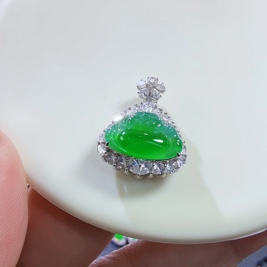 翡翠18K金镶嵌颈饰冰阳绿