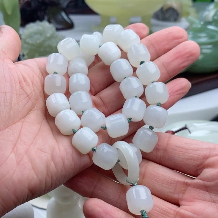 岫玉四大名玉手持未镶嵌