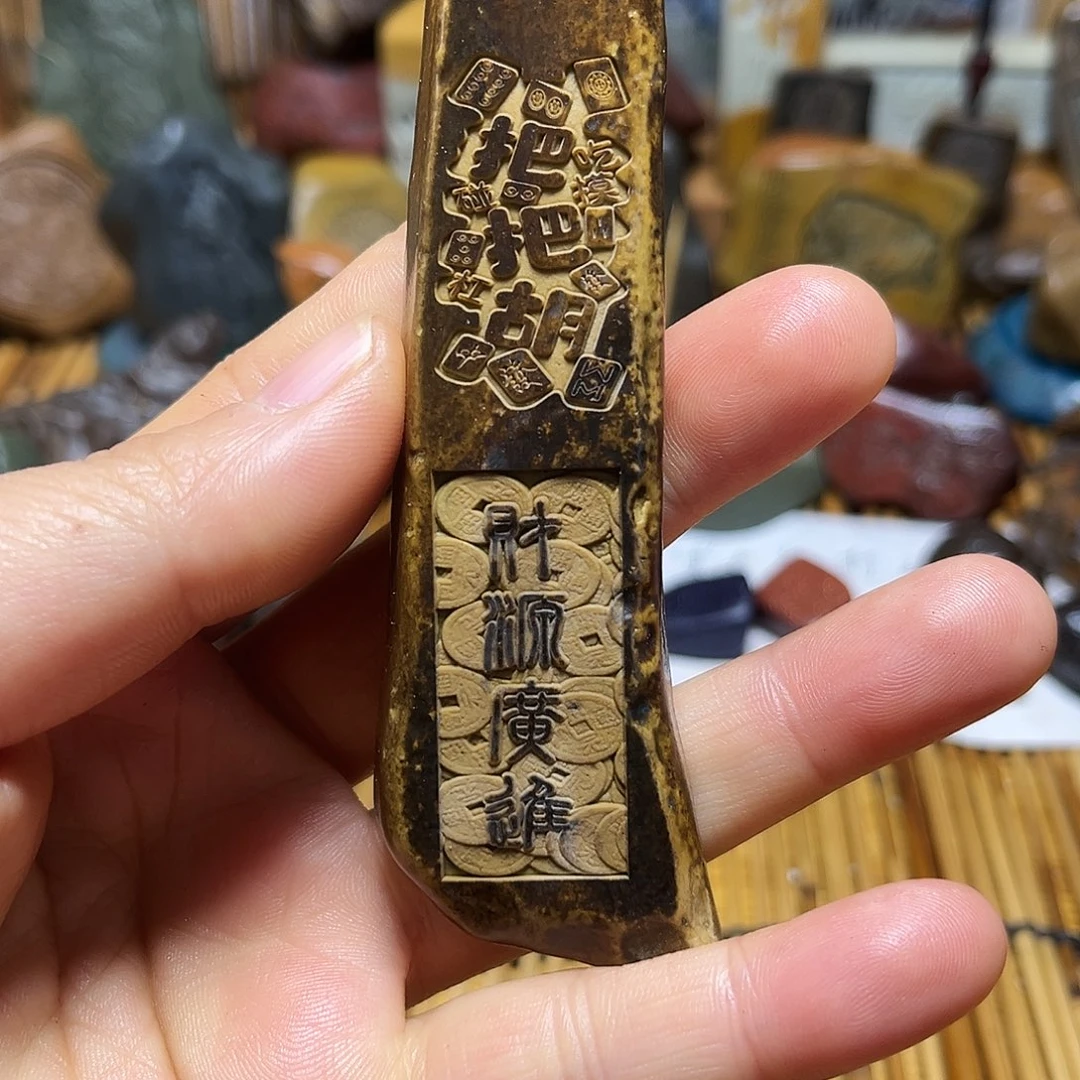 新疆原石雕刻手把件