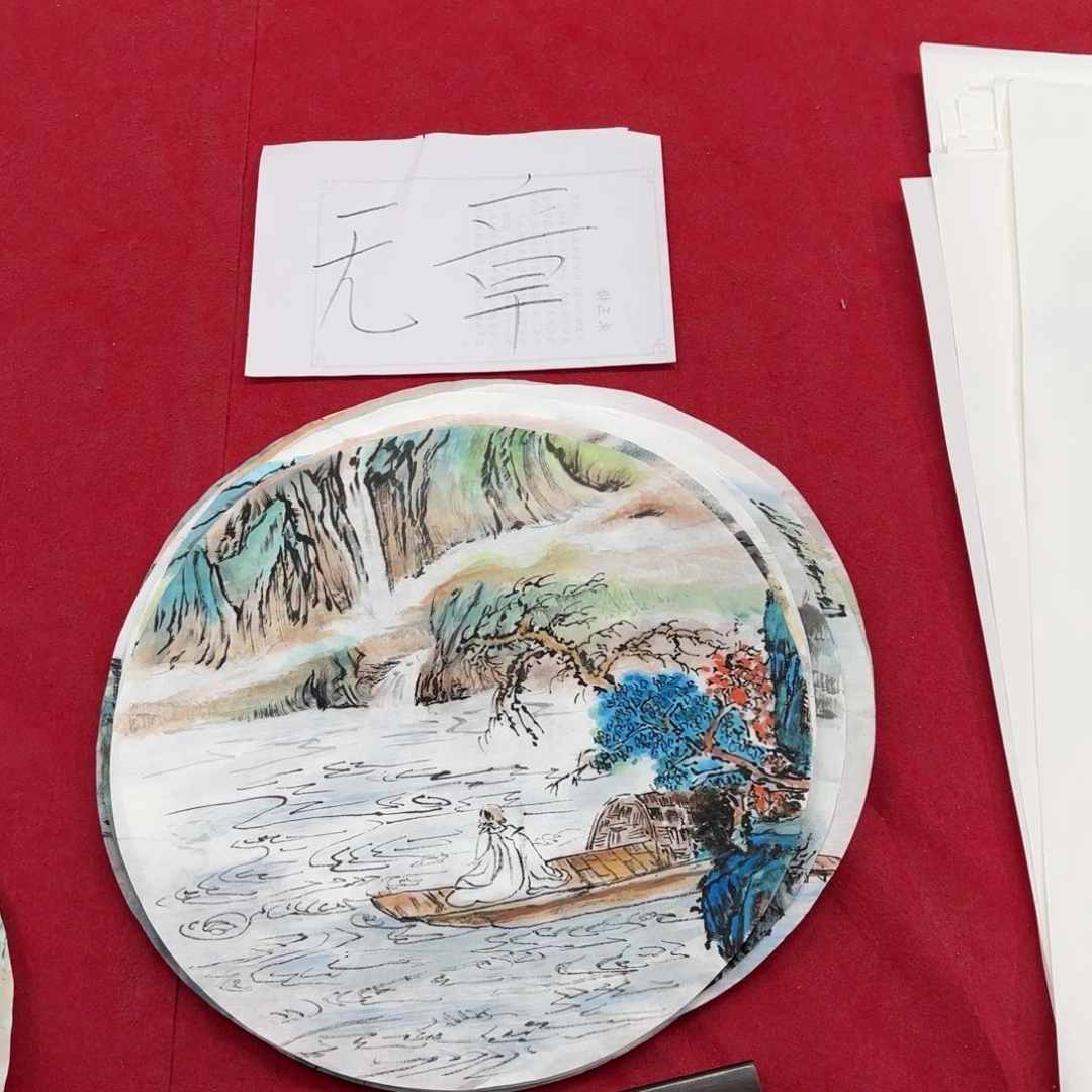 国画花鸟等图案为一体而成