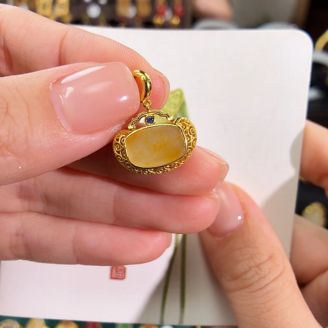 和田玉18K金镶嵌颈饰