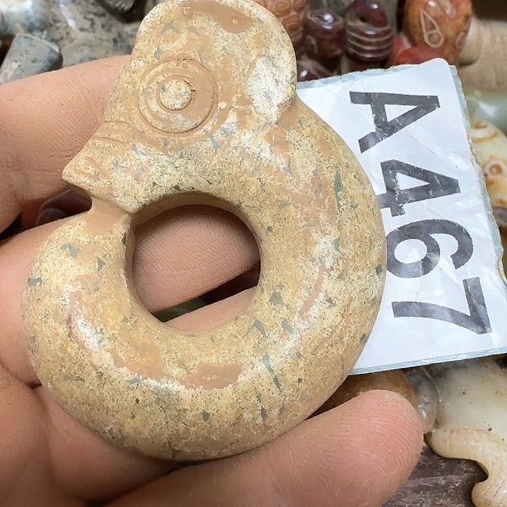 蛇纹石玉颈饰未镶嵌