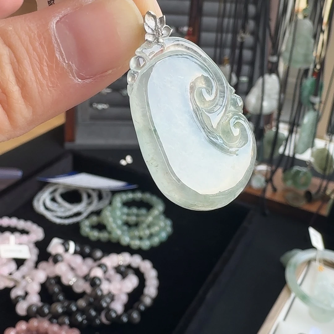 翡翠未镶嵌颈饰冰种如意