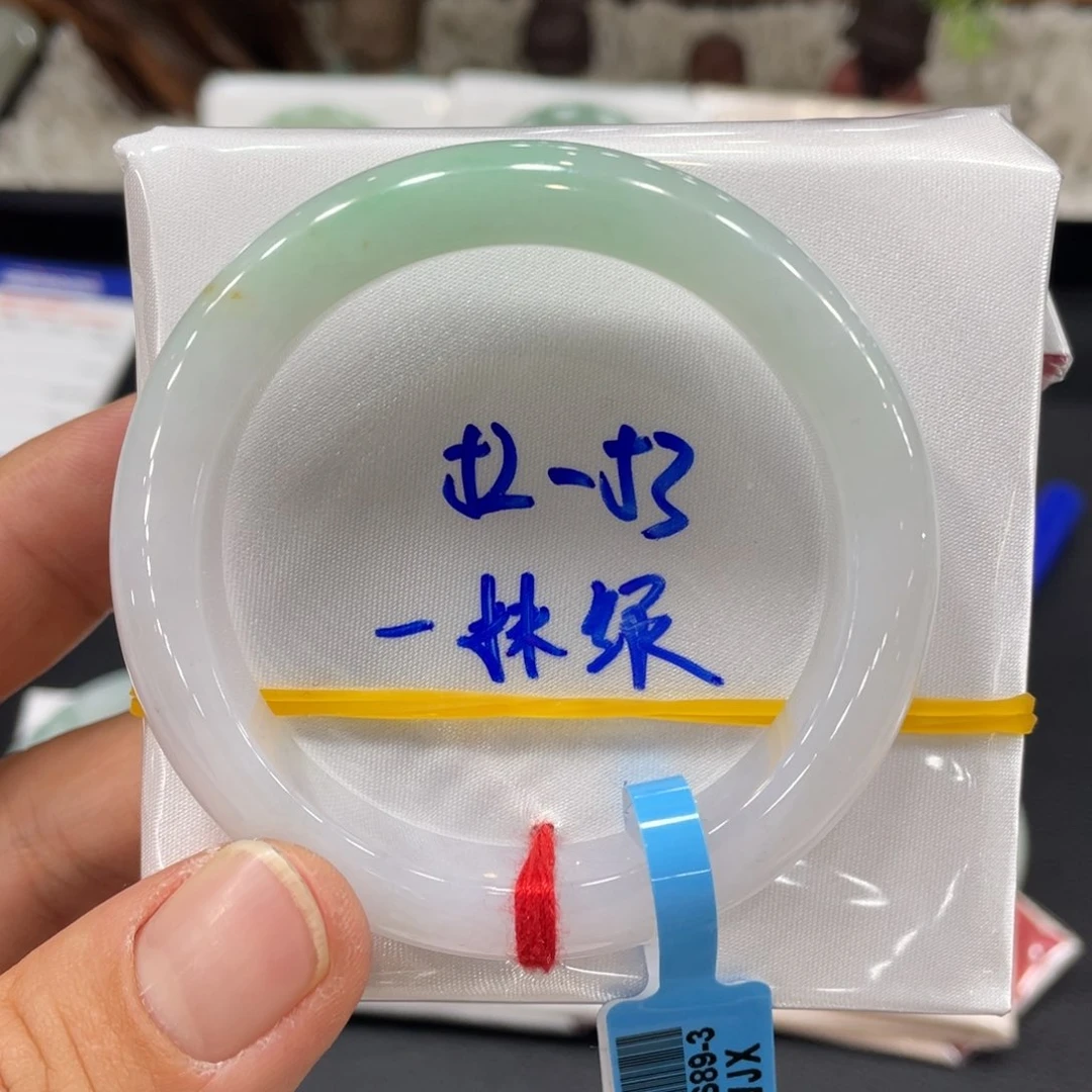 翡翠手镯未镶嵌翡翠