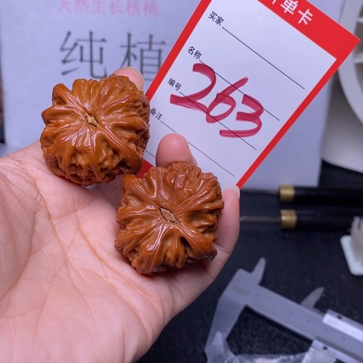 文玩核桃把件263，39白狮子色差