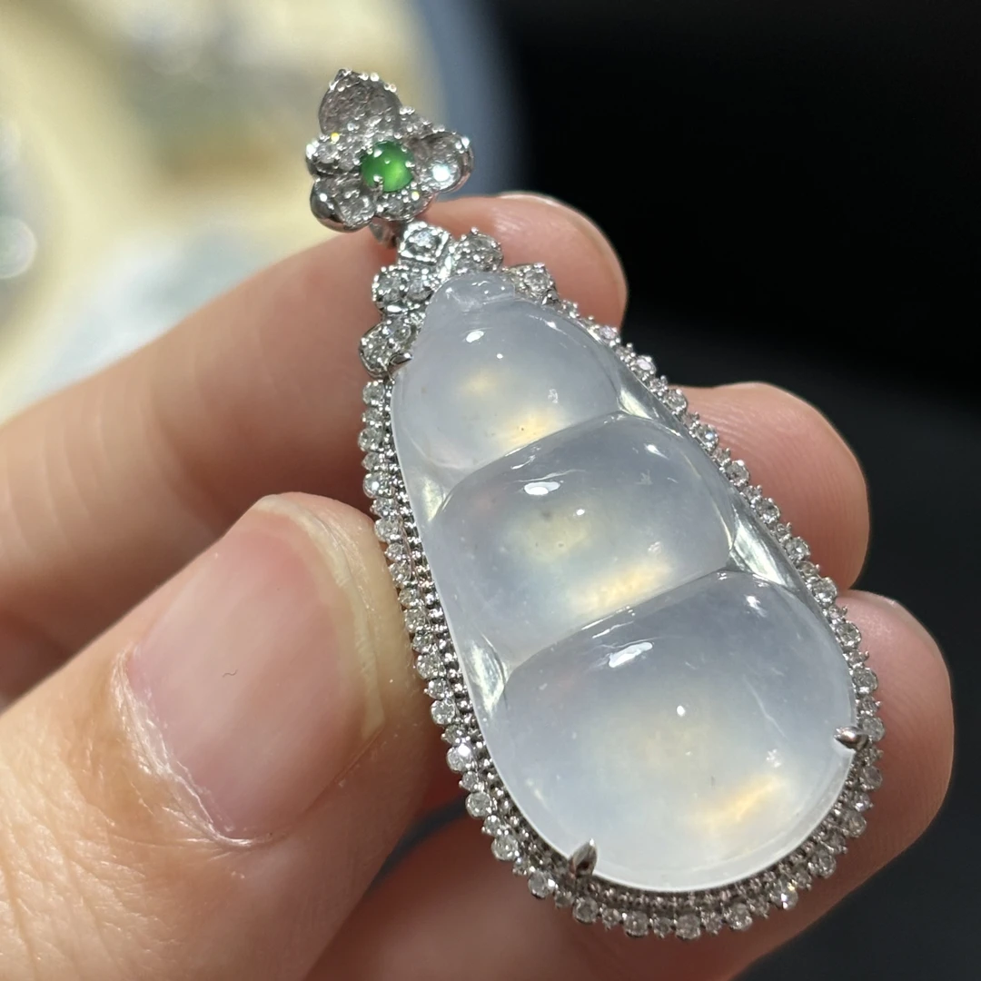 18k金天然缅甸A货翡翠豆子吊坠