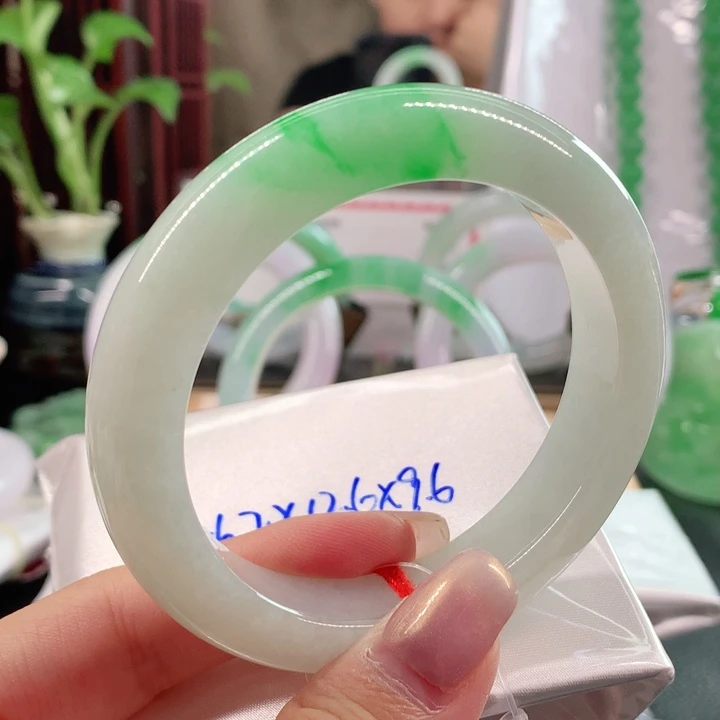 翡翠未镶嵌手镯白底青