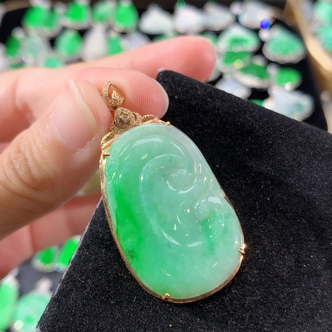 翡翠18K金镶嵌颈饰