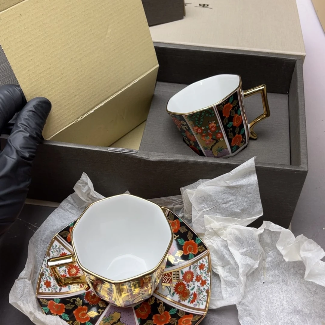 L***糖瓷片密密麻麻地铺满一