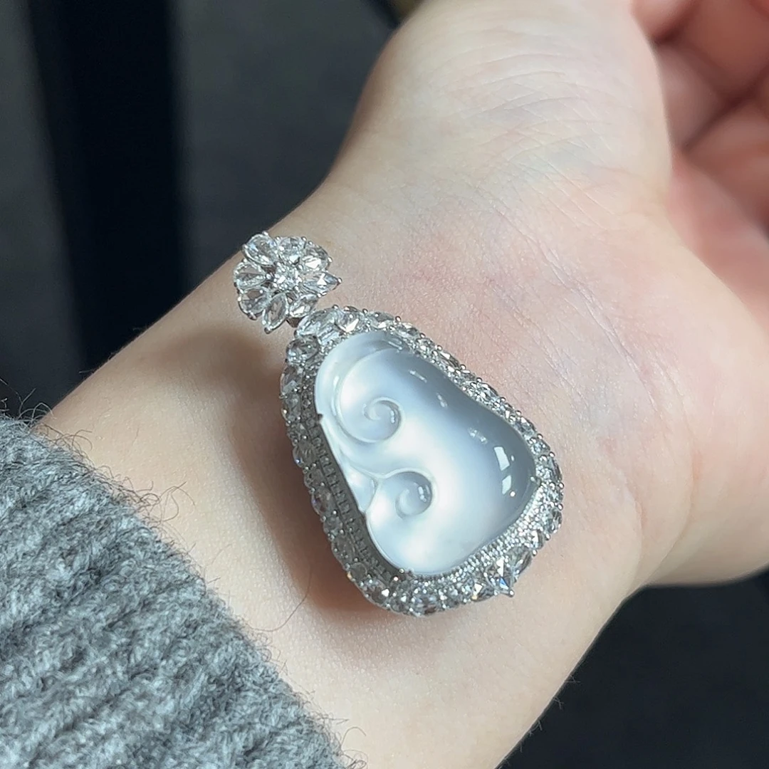 翡翠18K金镶嵌颈饰冰如意