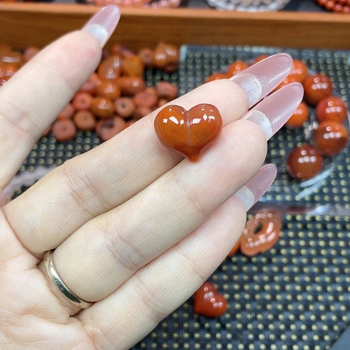 南红玛瑙未镶嵌颈饰火焰纹屁桃1