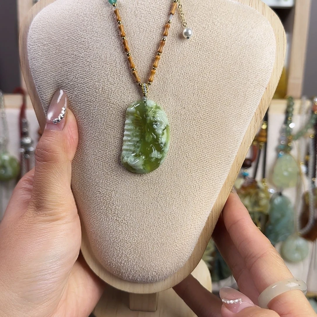 蛇纹石玉未镶嵌颈饰