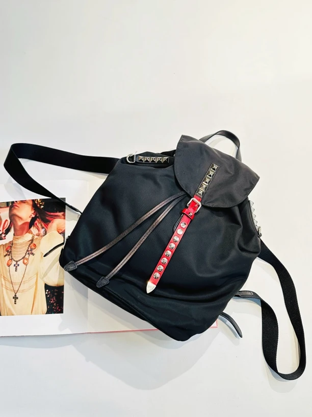 95新 Prada/普拉达 怪怪 红黑铆钉双肩包