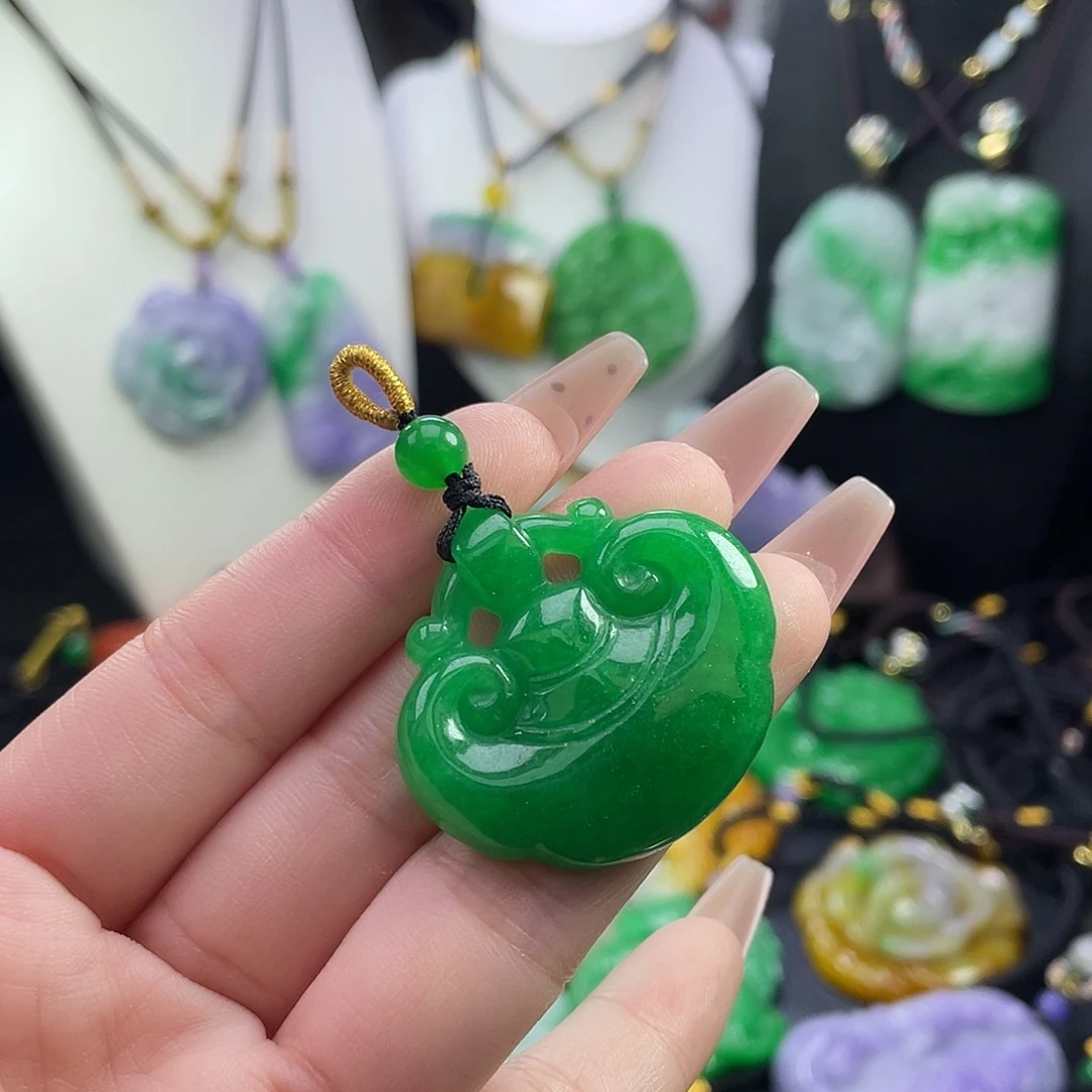 翡翠未镶嵌吊坠(赠链)