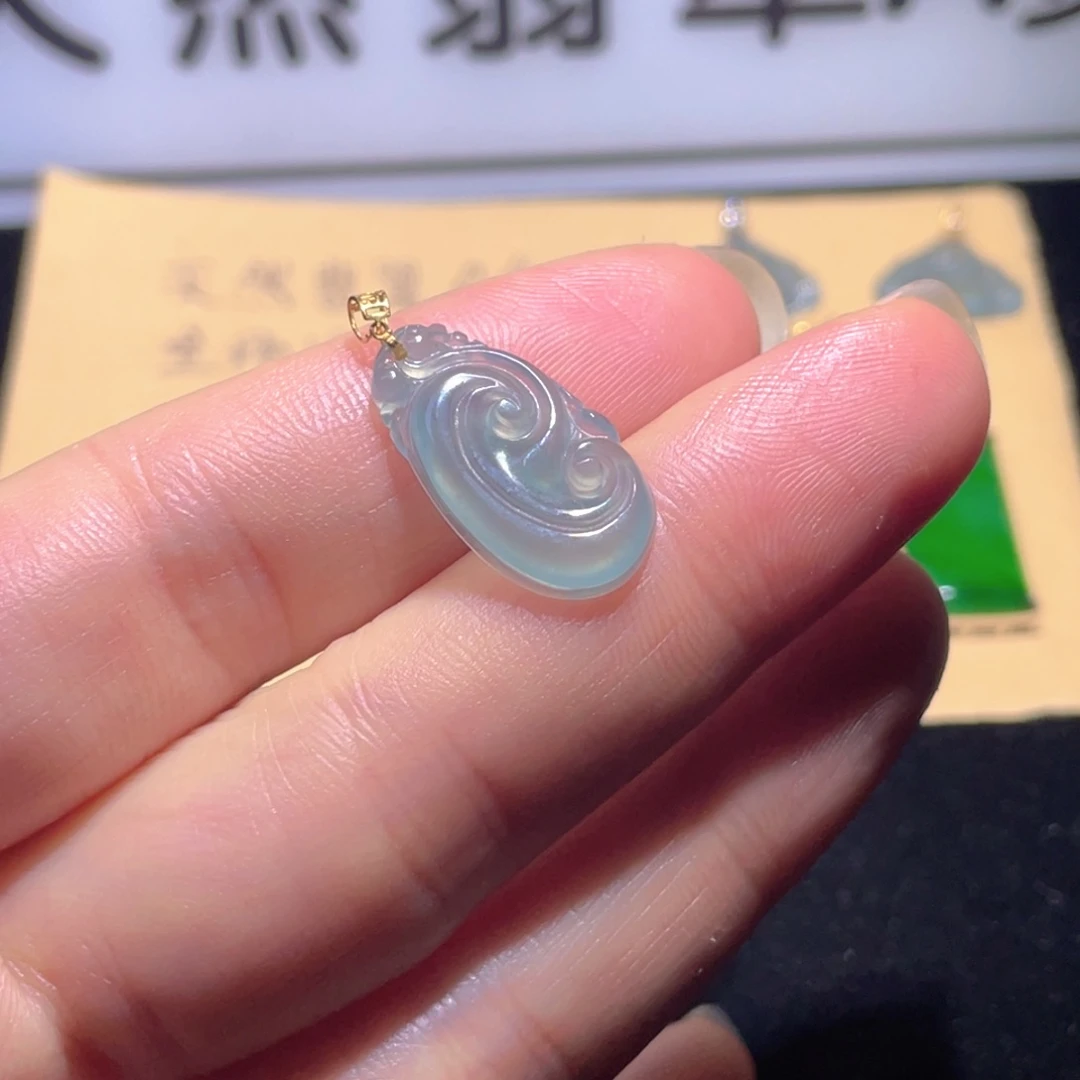 翡翠18K金镶嵌颈饰
