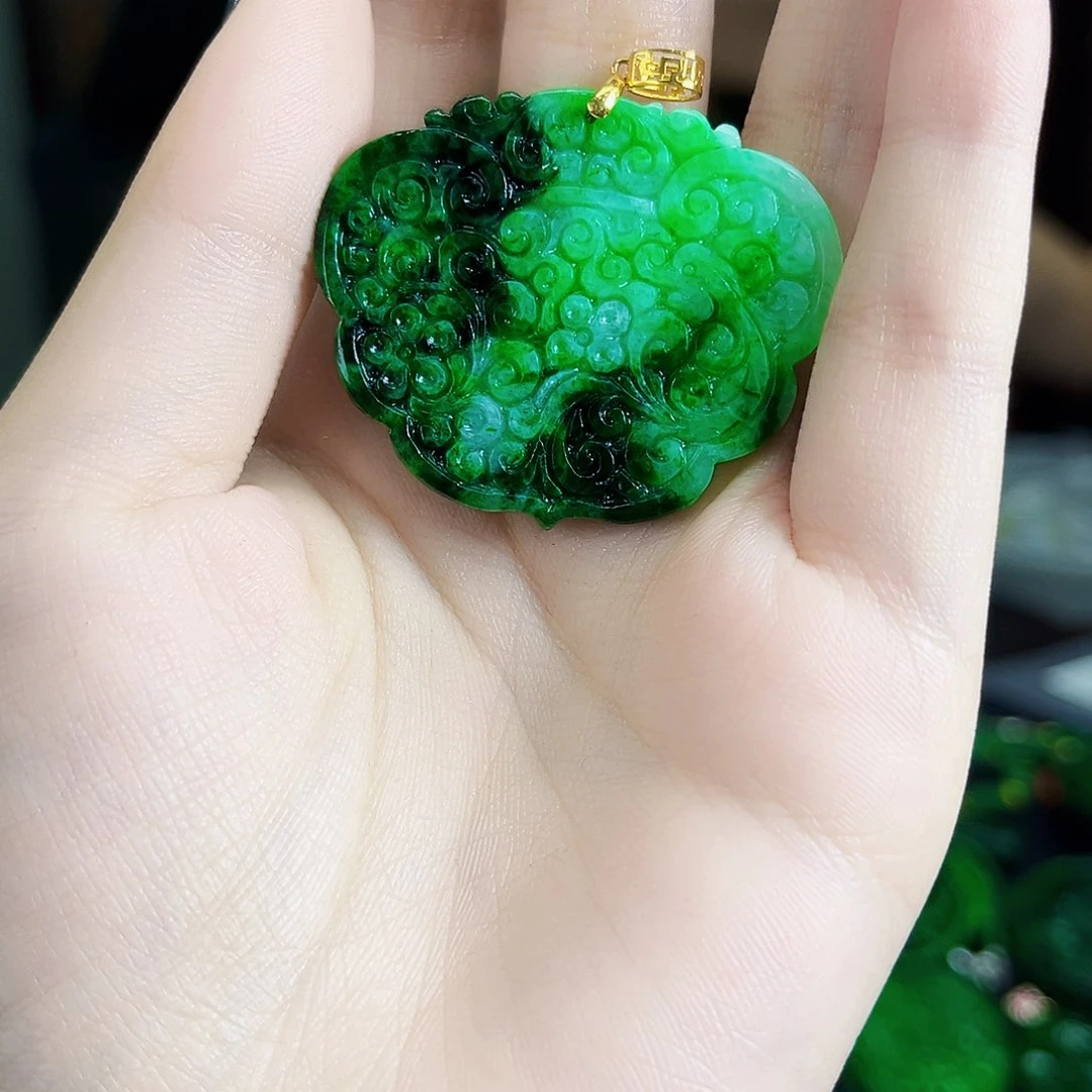 颈饰18K金镶嵌翡翠多样性