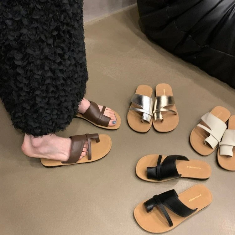 绝美平底套趾凉拖鞋女夏外穿2025新款小众软底海边沙滩一字拖凉鞋