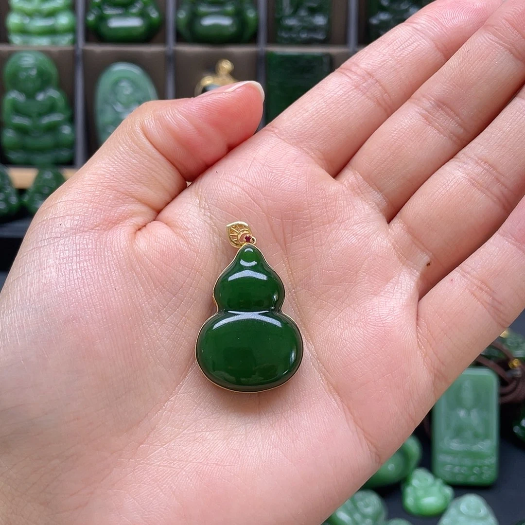 颈饰18K金镶嵌和田玉