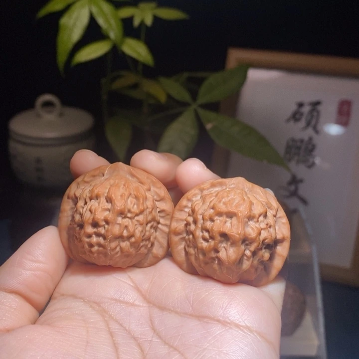 文玩核桃吊坠瓷娃娃