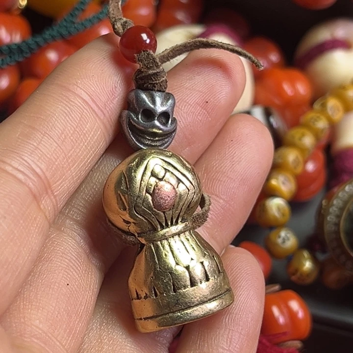 颈饰琉璃飞**朵琉璃…………