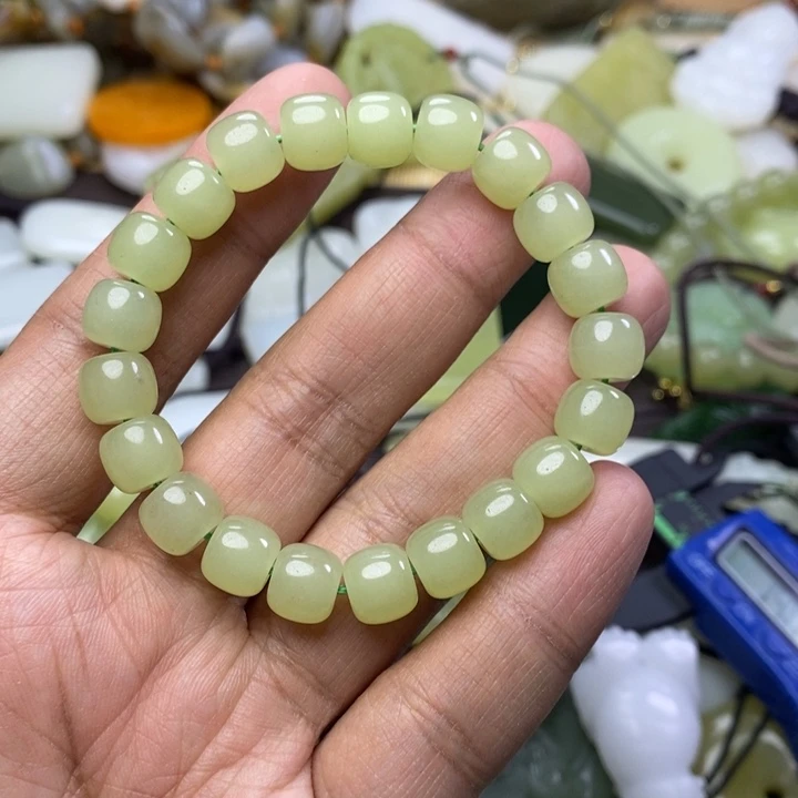 N***妮和田玉未镶嵌颈饰