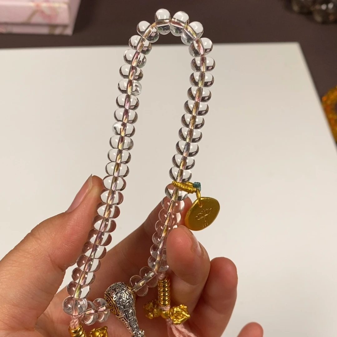 手持小的 白水药片