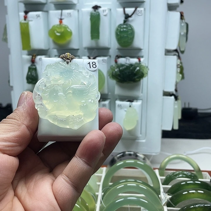 蛇纹石玉颈饰未镶嵌