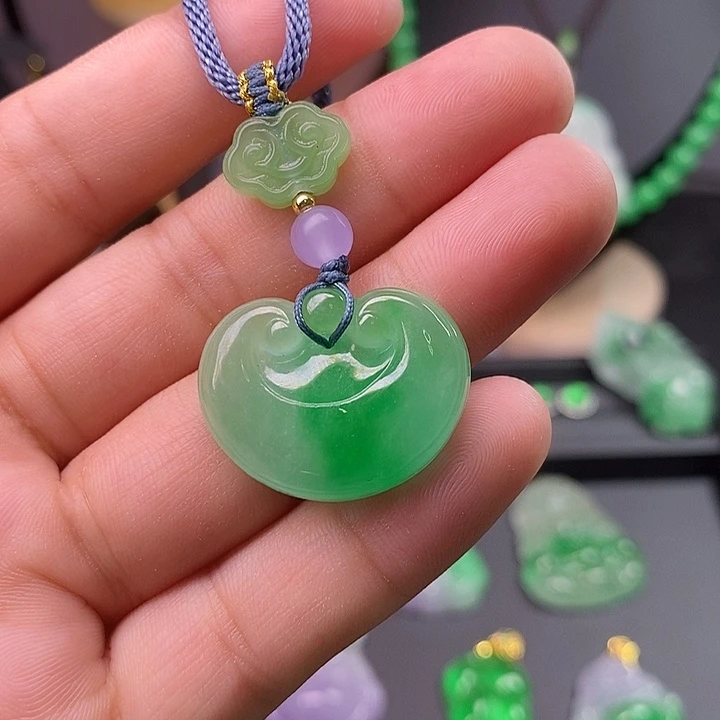 翡翠未镶嵌吊坠(赠链)