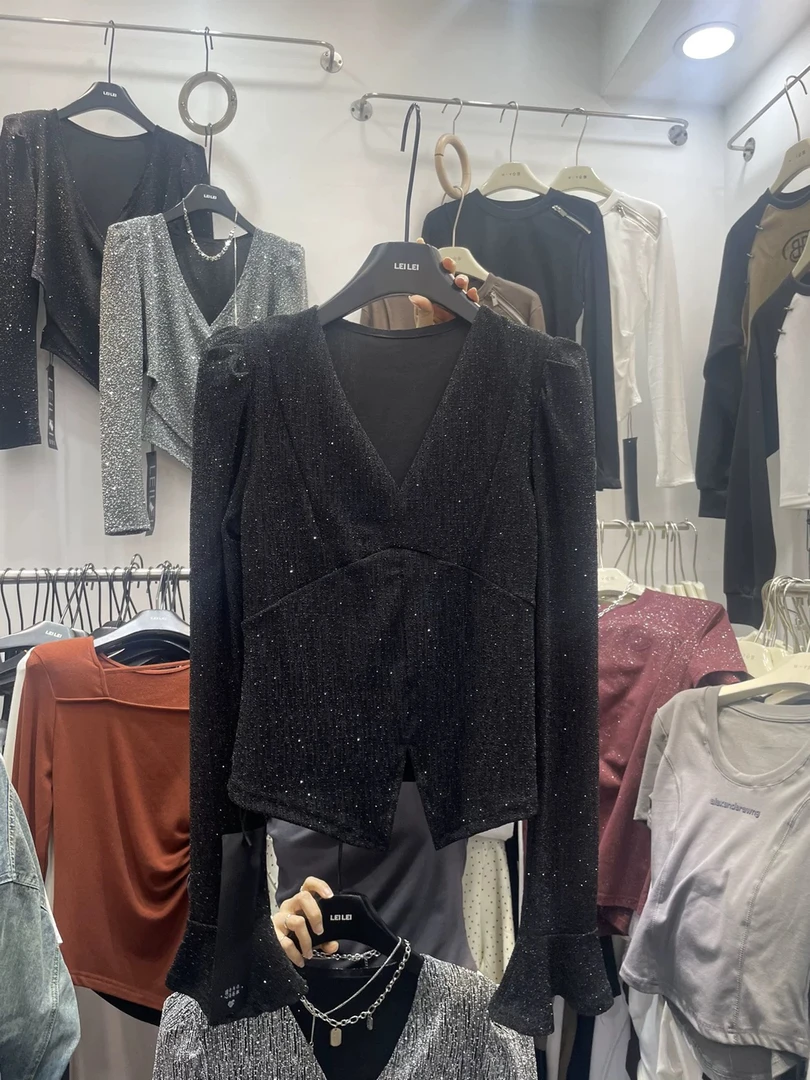 8832星空V领打底衫