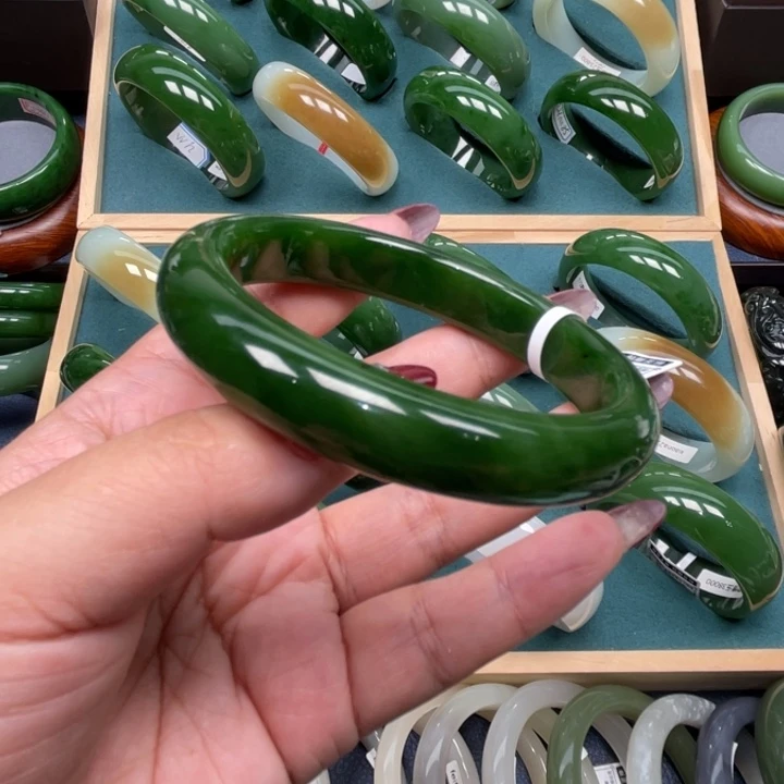 和田玉未镶嵌手镯